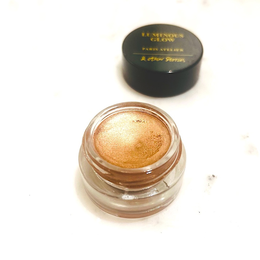 & Other Stories Luminous Glow Highlighter
- Roche Sombre